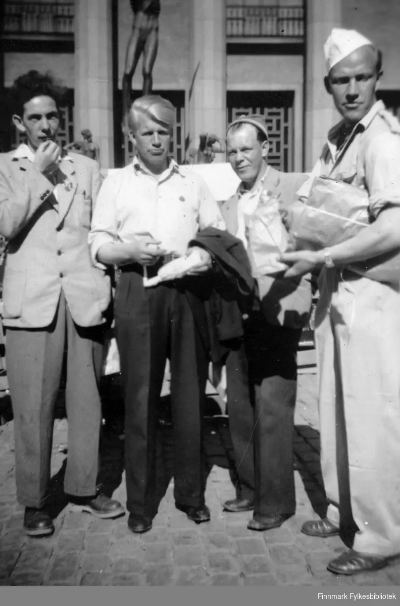 Det internasjonale AUF-stevnet ble holdt i Stockholm i Sverige, 1950. Der var blant andre fra venstre: Wilhelm Pettersen, Sigurd Sivertsen, Reidulf Nilsson, og Gunnar Berg. De står ute, foran en bygning