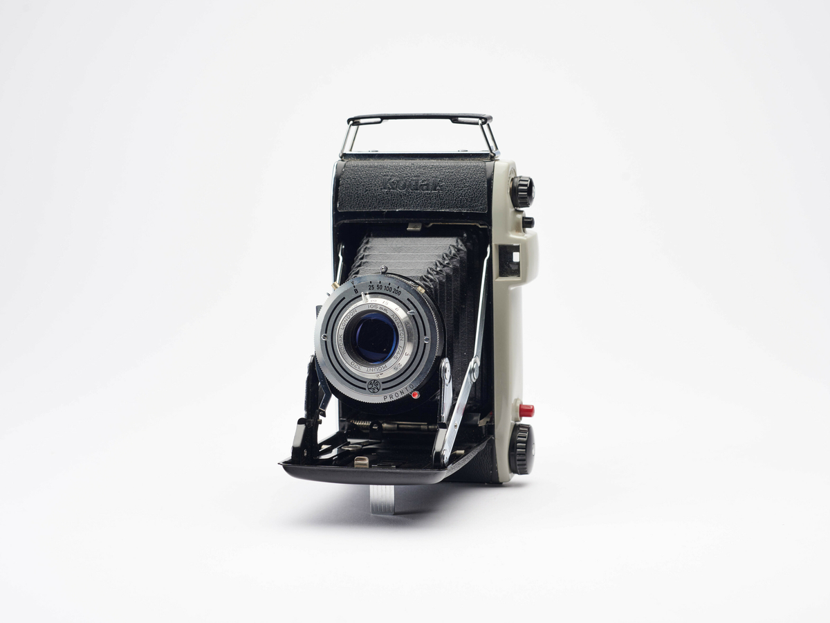 Sterling II et foldekamera for rullfilm, produsert av Kodak Ltd. i London siste halvdel av 1950-tallet.