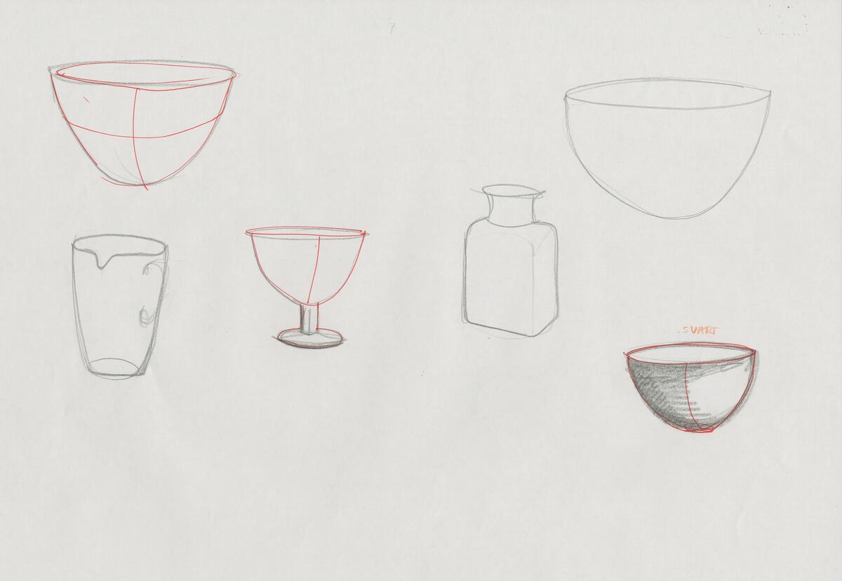 Idéskisser till ett antal glasföremål  kannor, skålar och en flaska, med enkla former. Vissa av föremålen är dekorerade med en vertikal rand i avvikande färg. Notering.