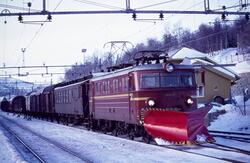 Elektrisk lokomotiv El 13 2135 med stor frontplog med underv