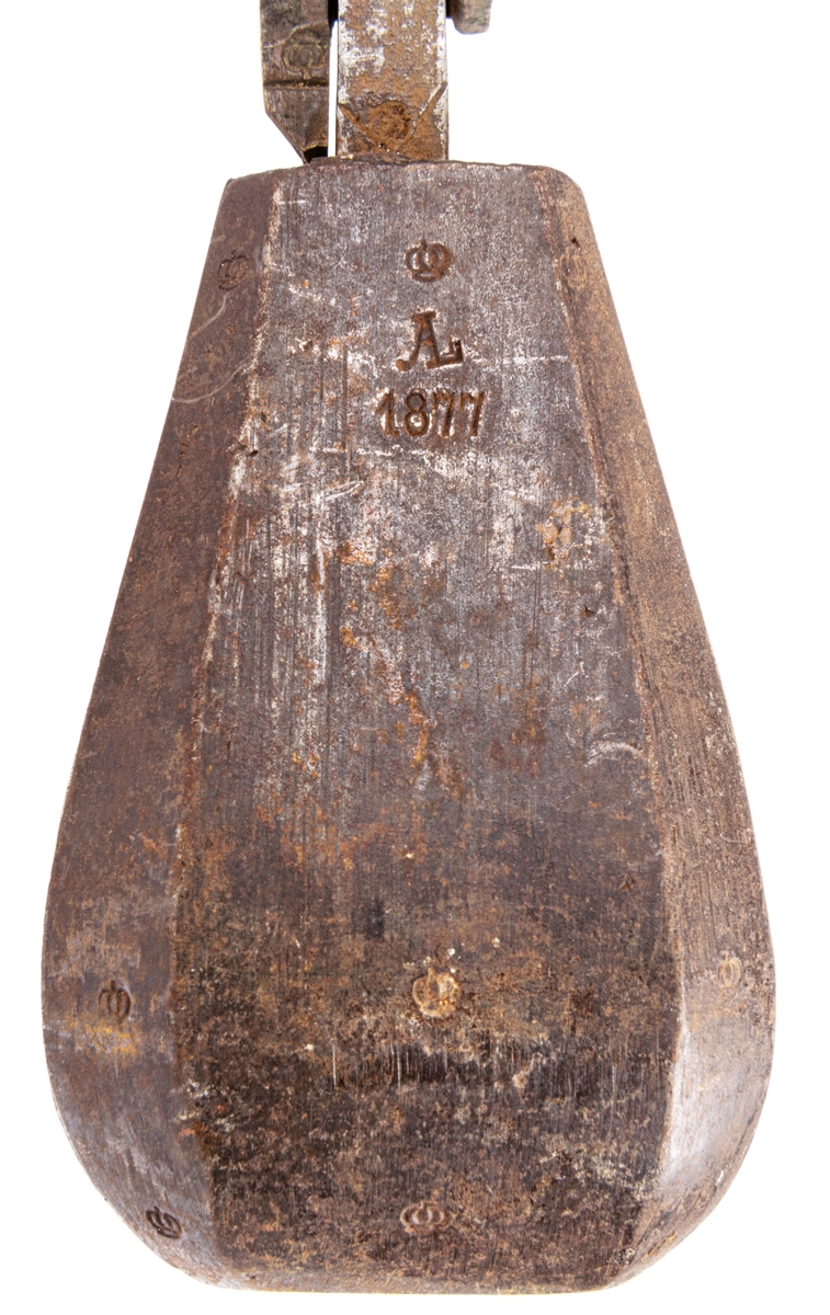 Besman, av järn. Fyrsidig fasetterad viktklump. Handtag sönder. Stämplad, på vikten, krona AL 1877.