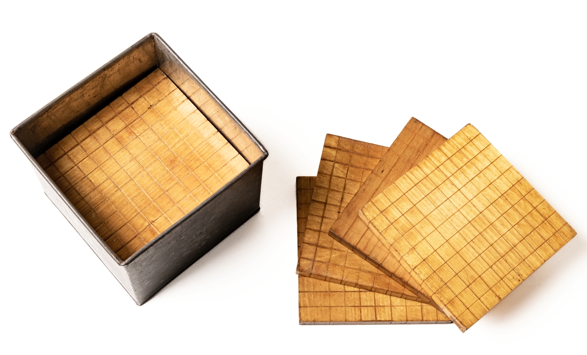En kub är delad i tio lösa skivor och förvaras i plåtlåda. Den fjärde är likaså delad i skivor men den tionde dessutom i stavar.