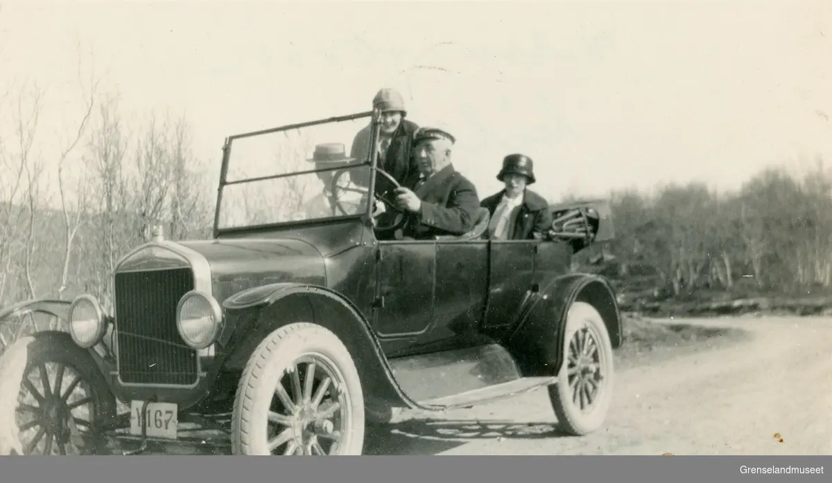 En av de første bilene i Sør-Varanger. En Ford modell T Touring modell fra 1920 tallet registrert som drosjebil.
Her er Holst, S. Winnem og frk Helga Elvebakk på tur. 