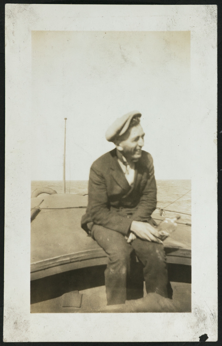 Kalle (Karl Bårdsen) sitter med en flaske i baugen på et skip på Lake Michigan, USA.