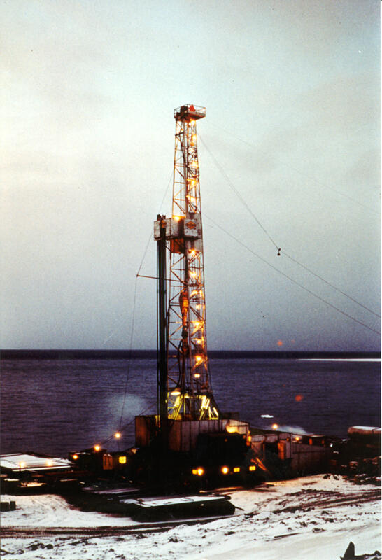Bildet av opplyst oljerigg.