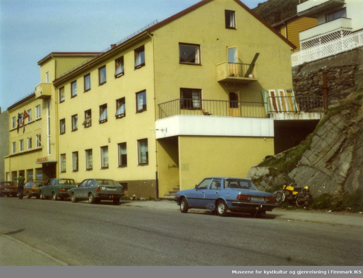 Honningsvåg. Storgata med Sjømannshjemmet. Sommeren 1985.