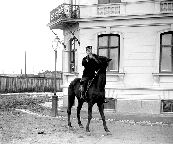 Löjtnant Eskil Vogel  till häst utanför Malmtorgsgatan 22 ca år 1912.