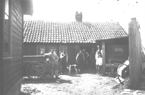 J. A. Walerius smedja på gård n:o 134.  Fr. v. Två stenhuggare, J. Gottlieb Walerius, Hugo Nöring, Johan Adolf Walerius, J. E. Stenbeck, Gustaf Walerius.(Ernst Walerius)  Fotot taget på J.A. Walerius gård (Gård n:o 134) vid Skolgatan år 1894 av konstnär Severin Nilson, som en tid bodde i denna gård och även var skicklig fotograf. (A.S.)