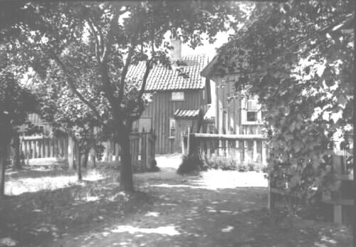 Foto från öster. (C.E.)  Byggnad på Anders Olssons gård. (A.S.)