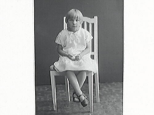 Flickporträtt. Ester Hagelin beställde bilderna och är troligen flickans mor.