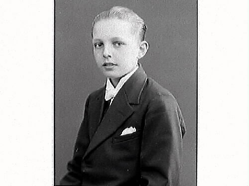 Porträtt av pojke i kavaj. Gunnar Bremberg (eventuellt beställare), Varberg.