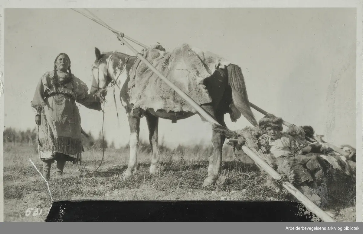 "Stoney Indians". Fotografert av Byron Harmon i Stoney-reservatet, øst for Banff i Canada, 1903 - 1920. Gruppen het egentlig Nakoda, og kom fra områdene rundt Alberta, Saskatchewan og Montana. Udatert postkort. Arbeidermagasinet