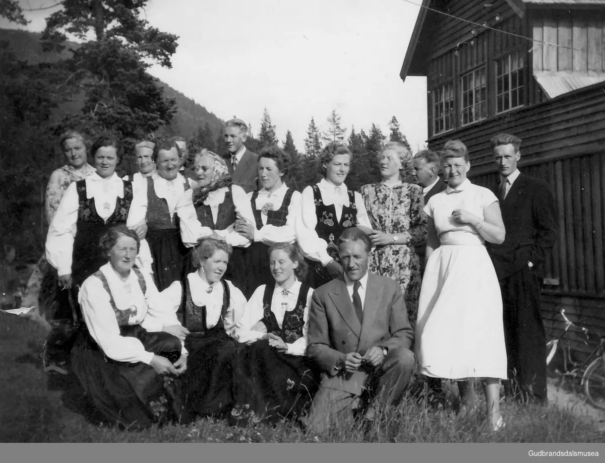 Frå bryllaupet til Knut Flækøy (f. 1911) og Stine Flækøy (f. Randers) på Pollfoss