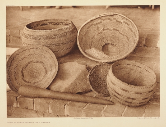 Dokumentasjon av tradisjonelt håndverk. Kurver og husholdningsredskap laget av Pomo-stammen.