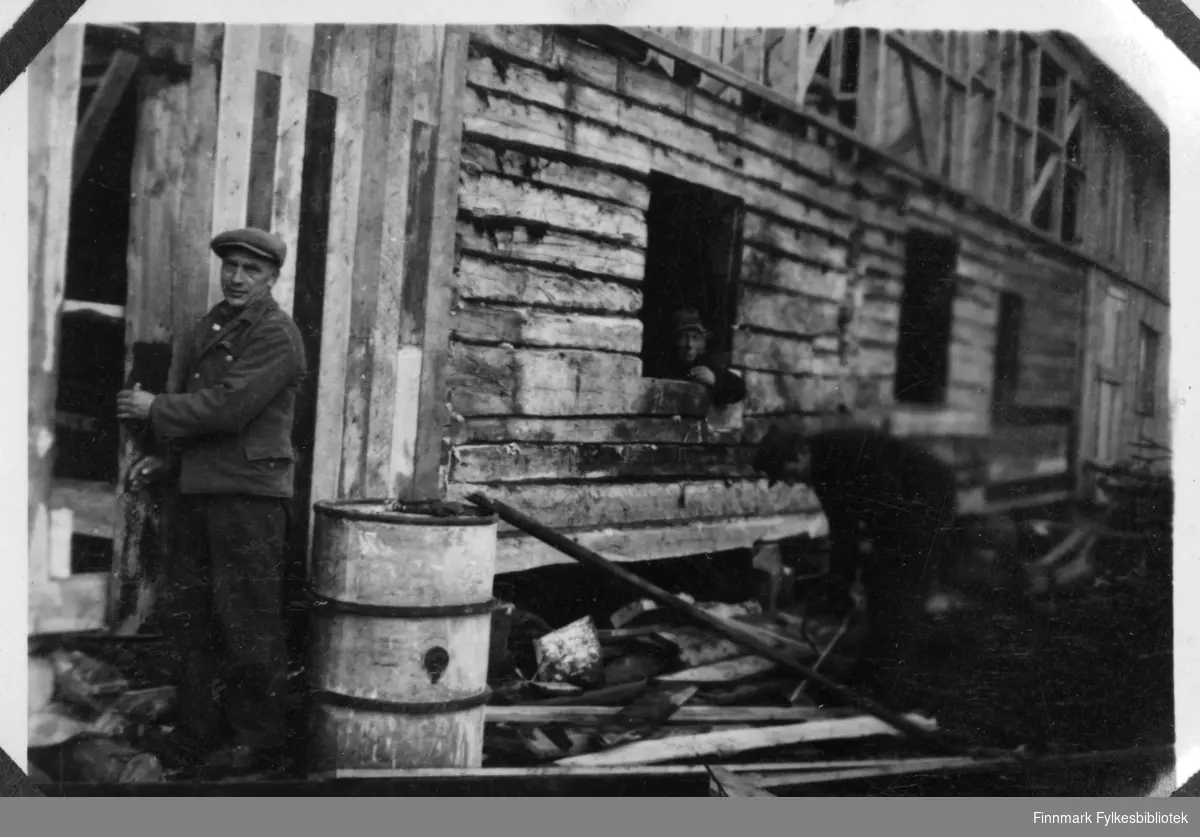 Tre menn på arbeid på Løvli, Pasvikdalen, 1947. Mannen i forgrunnen heter muligens Franger (?)
