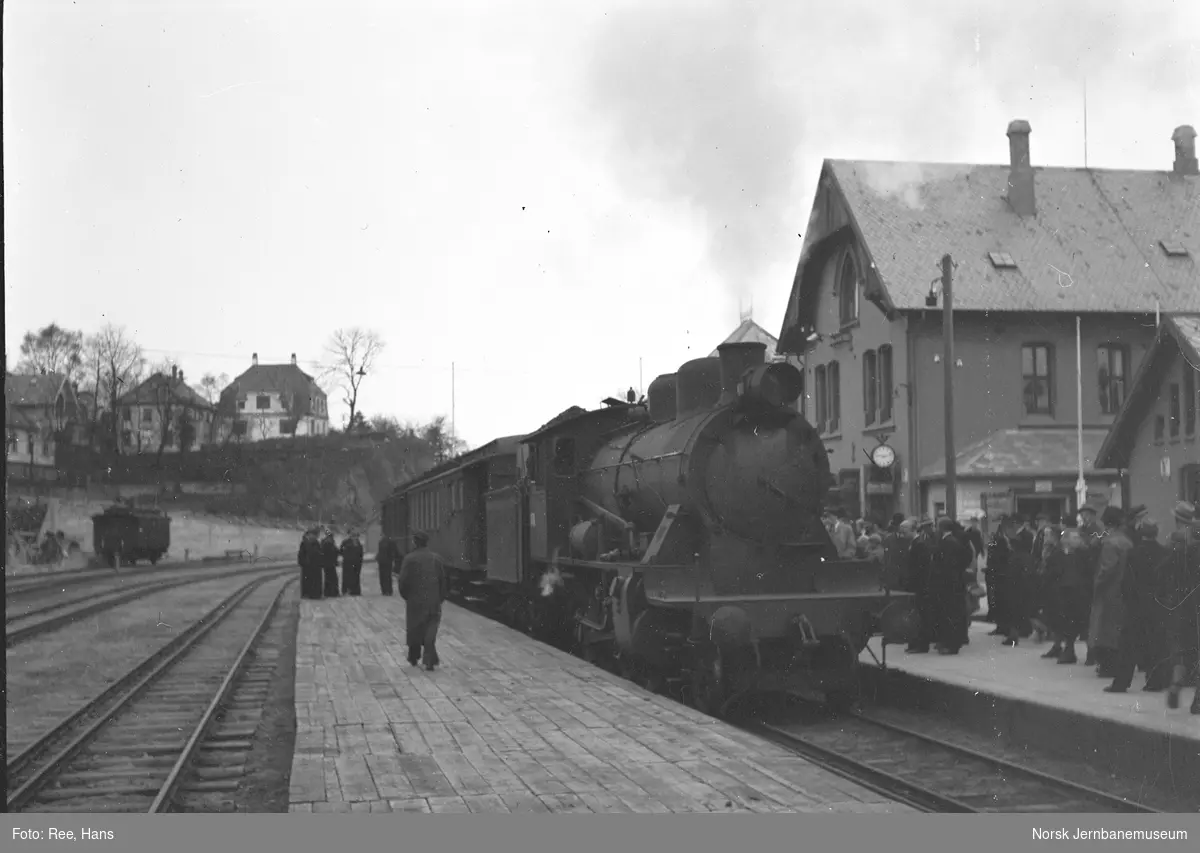 Første normalsporede tog på Stavanger stasjon. Damplokomotiv type 24c nr. 404
