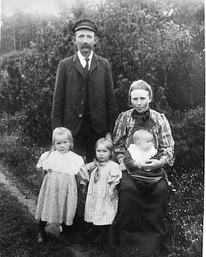 Familjen Brodd: Henning, Clara, Emilia, Hanna och Elsa. Familjebild ...