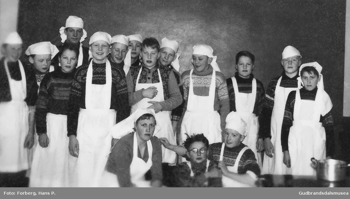 Gutar frå klasse 7a og 7b 1958/1959 ved Nordberg skule har kokkeundervisning