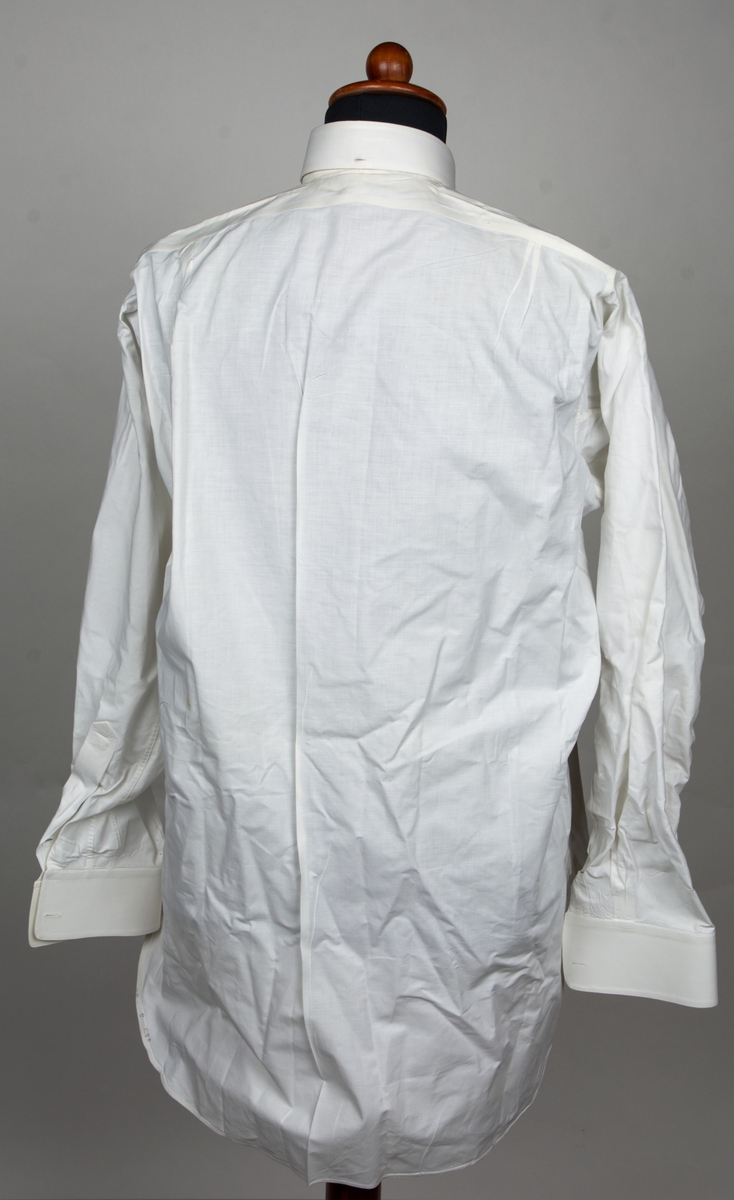 Uniform FV Stärkskjorta till paraduniform.
X: Frackskjortans storlek är ungefär 40 men den är troligen måttsydd. Kraginfästningen är märkt P 76. Löskrage.