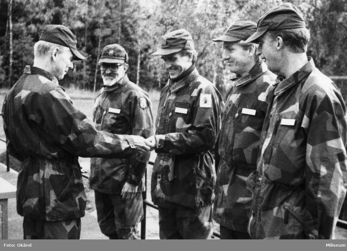Prisutdelning efter fälttävlan. Prisutdelare överste Björn Svensson, regementeschefen Ing 2 och till vänster Birger Karlsson.