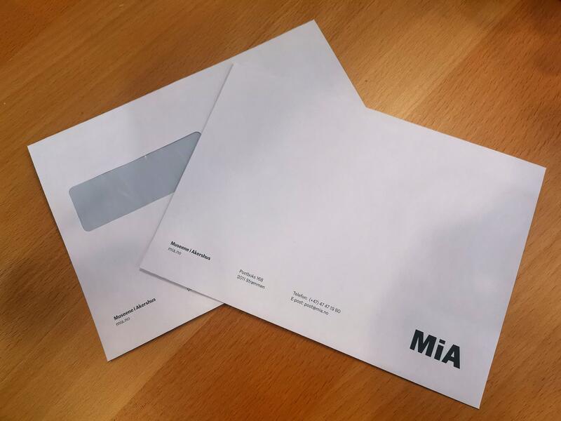 Foto av to hvite konvolutter med MiA-logo på.