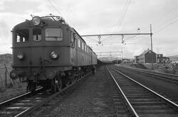SJ elektrisk lokomotiv Dm med malmvogner på Bjørnfjell stasj