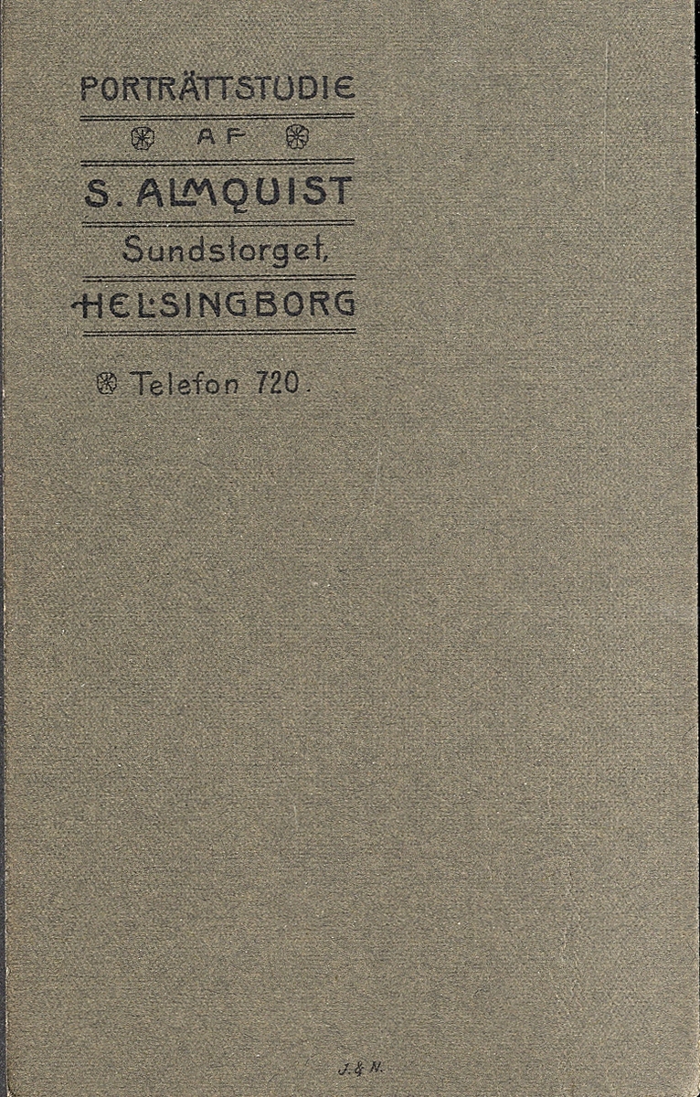 En man i kostym med stärkkrage och fluga. 
Midjebild, halvprofil. Ateljéfoto.
Handlande Carl Ljunggren (1873-1956), Strömsnäsbruk.