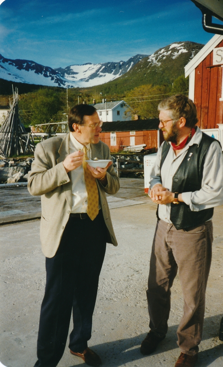 Martin Rolness og Helge N.Nilssen på kaia i Skrolsvik
