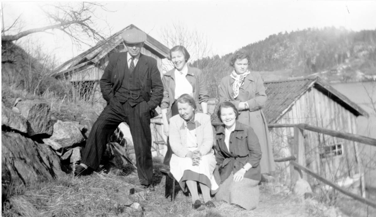 Nils og Kjelfrid Bakken står bak sammen med Lilly Bratland.  Karen og Åse Bakken sitter foran. Oppe ved veien i Kjølebrønd. Ca. 1949