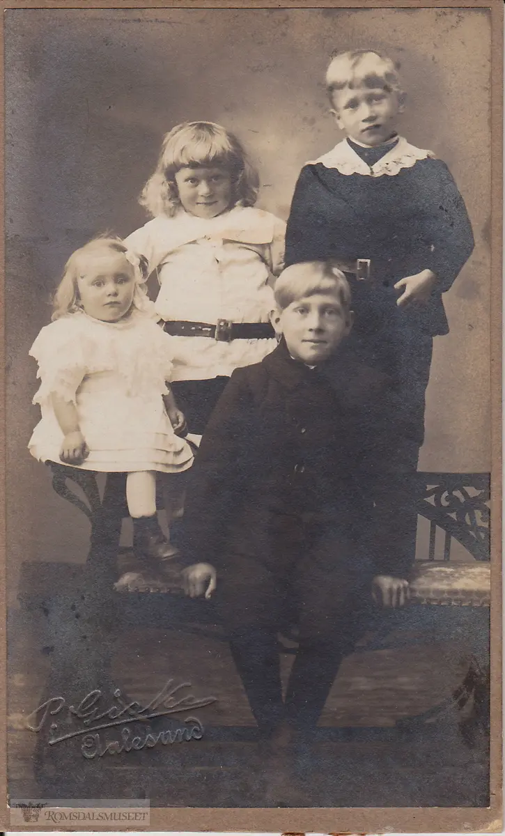 Søskenflokken Olav (eldst), Johan, Sverre og Margit Nerland (yngst). Berte og Steffen Nerlands barn på Sunde på Sunnmøre.