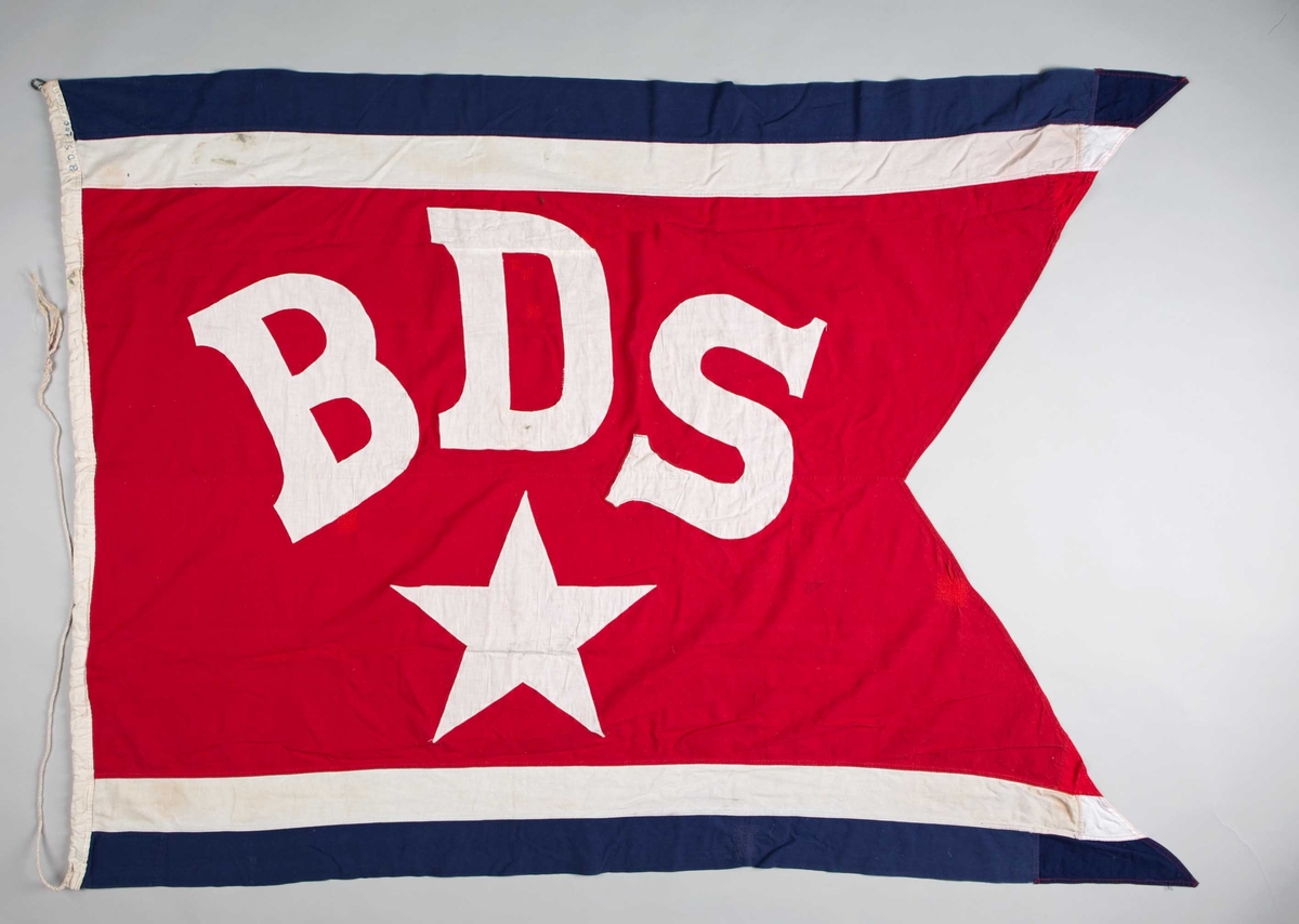 Rederiflagg for Det Bergenske Dampskibsselskab. Splittflagg med fem felt (fra øverst) blått, hvit, rødt, hvitt, blått. På det røde feltet er bokstavene BDS samt en stjerne påsydd. Med tau og opphengskrok.