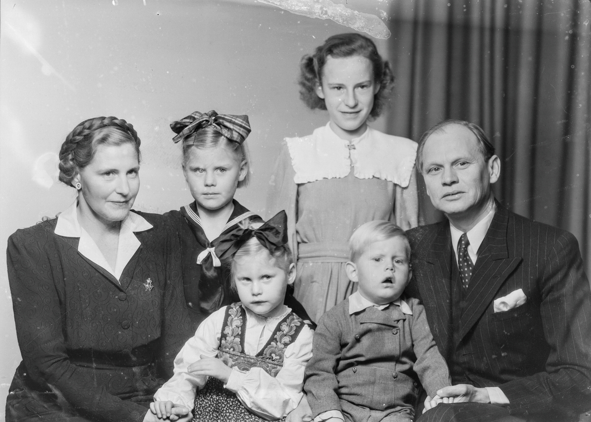 Portrett av Njargel Arnt og Maud og Arnt Njargel gruppebilde med fire barn.