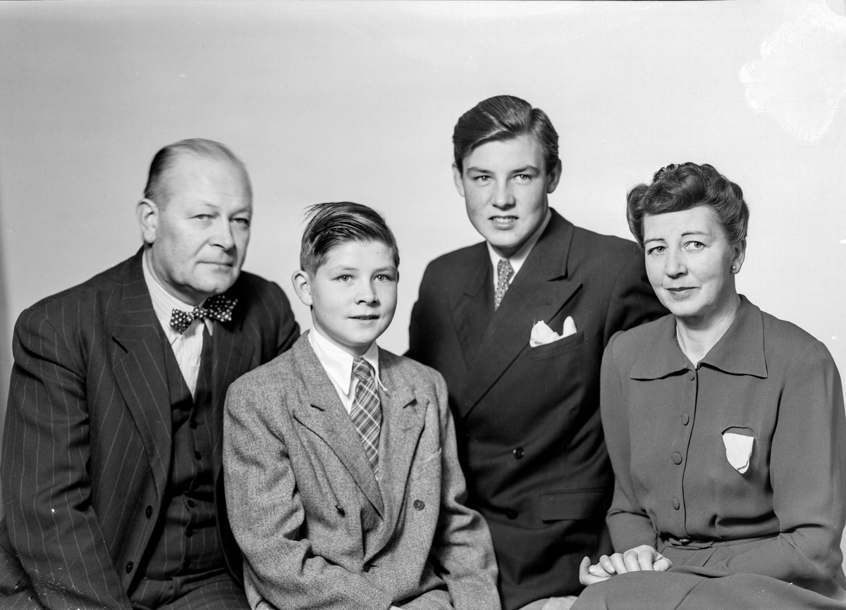 Arkitekt Helge Skoug med kone Else og sønnene Stein-Erik og Helge.