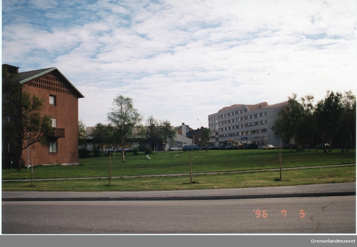 Storgata. Til venstre er "Brunosten" synlig. Mot høyre er bygningen som inneholder noen butikker og et hotell. 