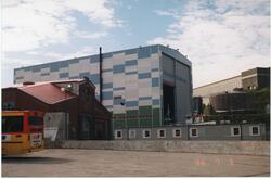 Kimek sine industribygninger sett fra Kaisvingen. Bygningene
