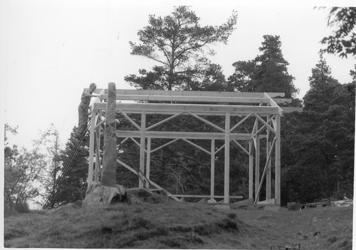 Byggnadsarbete på en paviljong på Grännaberget. En man står på en stege vid vänstra gaveln.