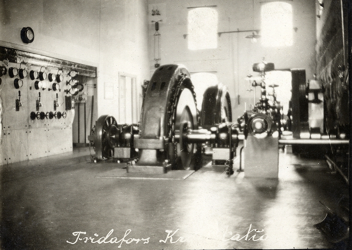 En maskinhall med diverse ångpannor och andra maskiner.
Interiör från Fridafors kraftstation, 1913-1915.