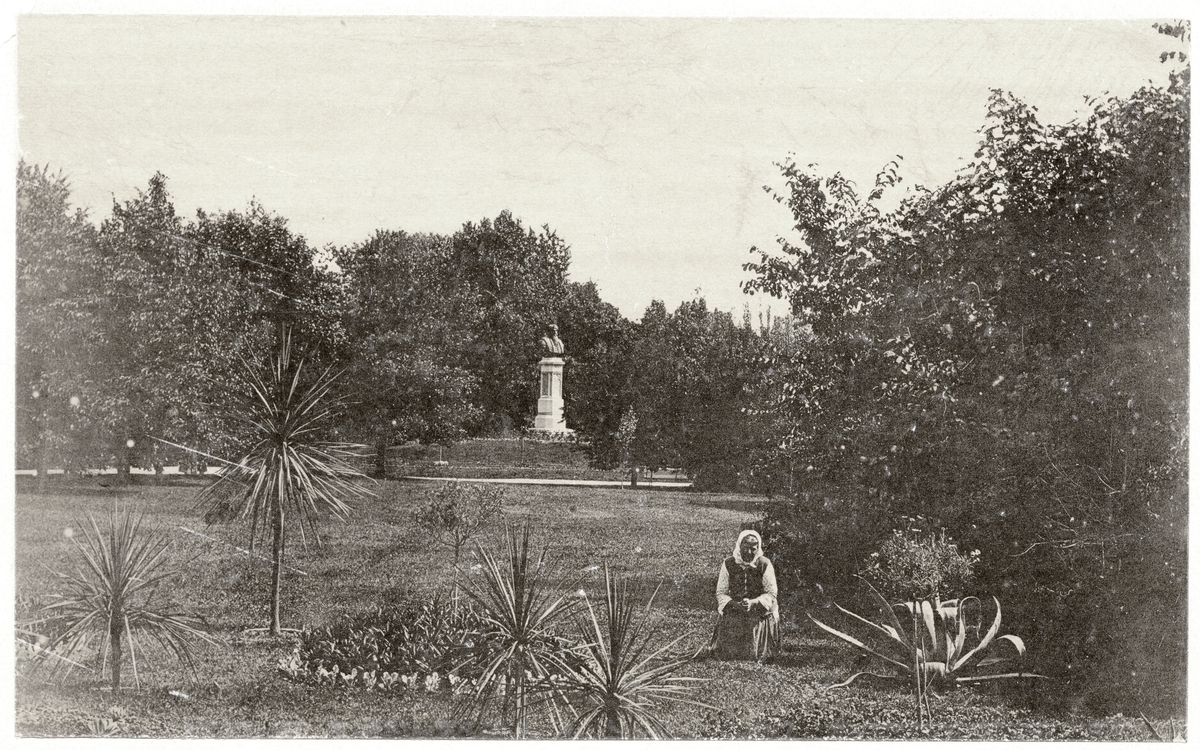 Västerås. Vasaparken med bysten av Gustav Vasa i bakgrunden ...