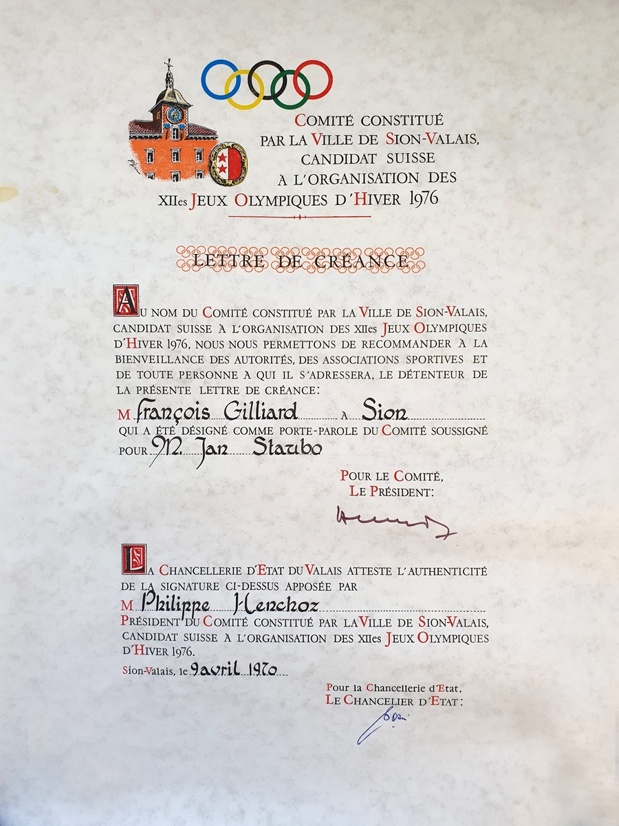 Brevet med anbefaling for Sion, Valais i Sveits som arrangør for vinter-OL i 1976. Dokumentet er rullet sammen en "papyrusrull".