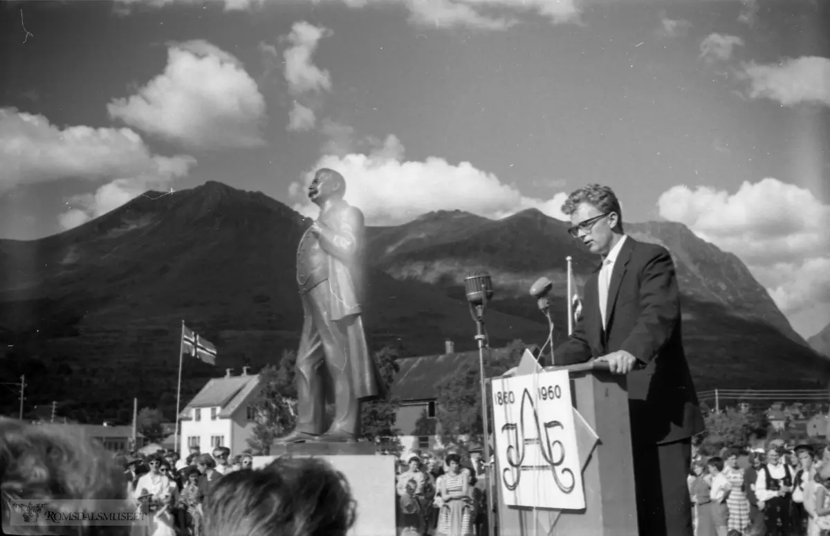 "Volda"."Hovden monument"."1960".14.08.1960. .Avduking av Hovden statuen. Anders Karlson Hovden f.13.04.1860 i Ørsta, d.26.11.1943 i Aker, var en norsk prest og forfatter, i dag kjent som salmedikter.
