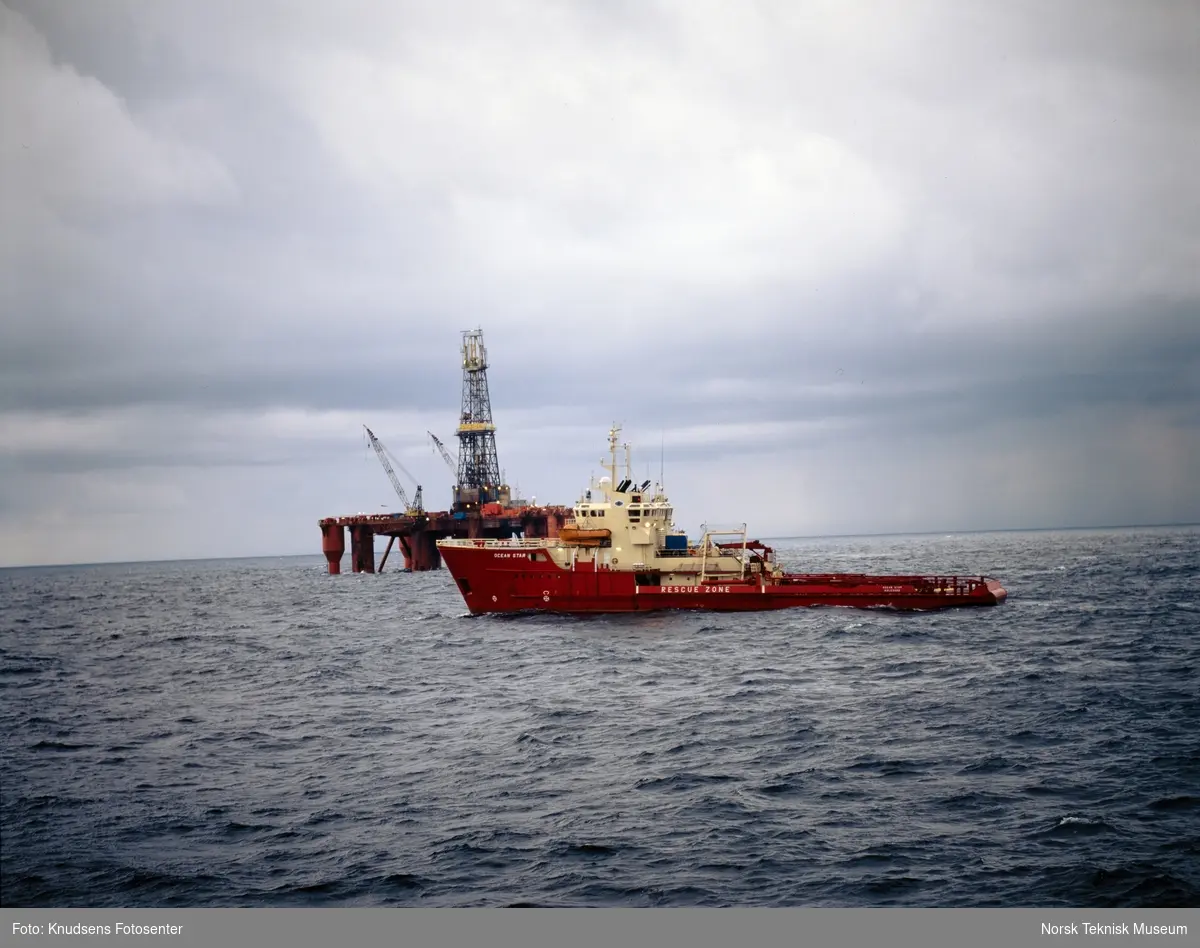 Forsyningsskipet Ocean Star ved oljeriggen Byford Dolphin i Nordsjøen.