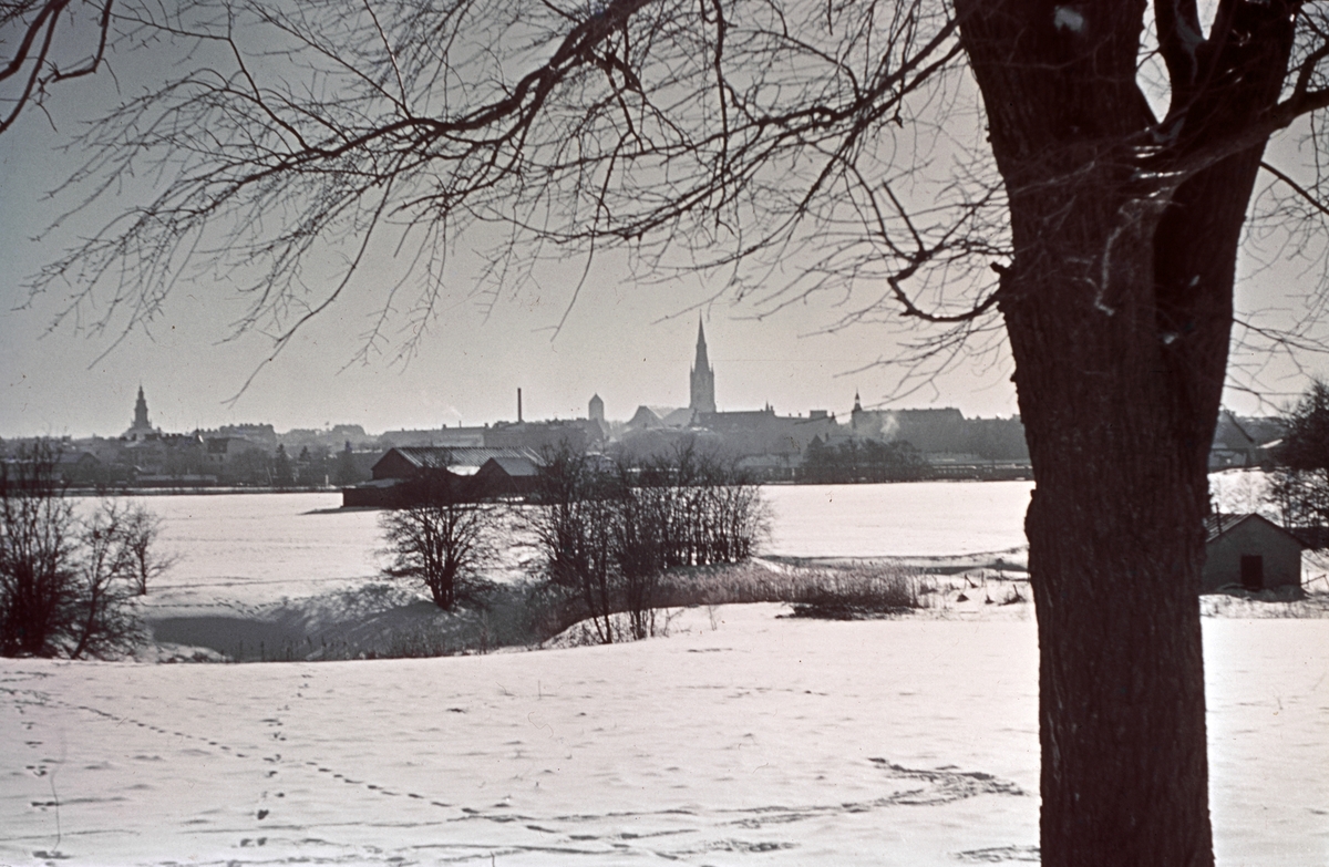 Vy mot Linköping en gnistrande vinterdag. Odaterad utblick från motsvarande dagens Brogatan i Kallerstad.