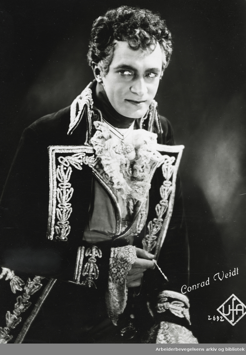 Conrad Veidt (1893 - 1943) Tysk skuespiller, best kjent for sine roller i Dr. Caligaris Kabinett og Casablanca. Her i "Kongressen danser" fra 1932. Arbeidermagasinet/Magasinet for Alle