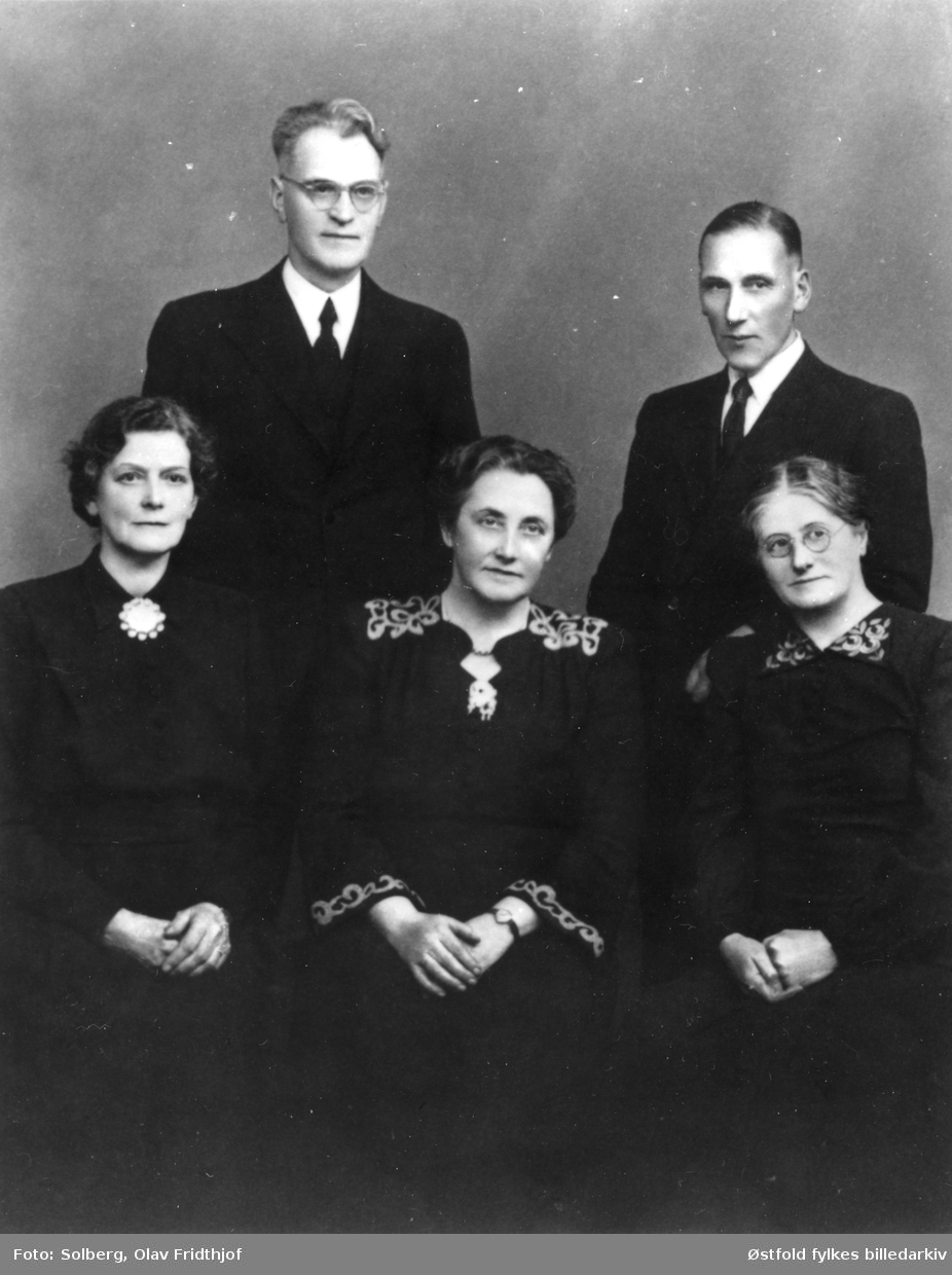 Lærere i Varteig fotografert i 1959 ved sentraliseringen av skolevesenet. Foran fra venstre: Anna Mørkeseth, Anna Oland, Inga Kjærland. Bak fra venstre Peder Mørkeseth, Olav A. Kjærland.