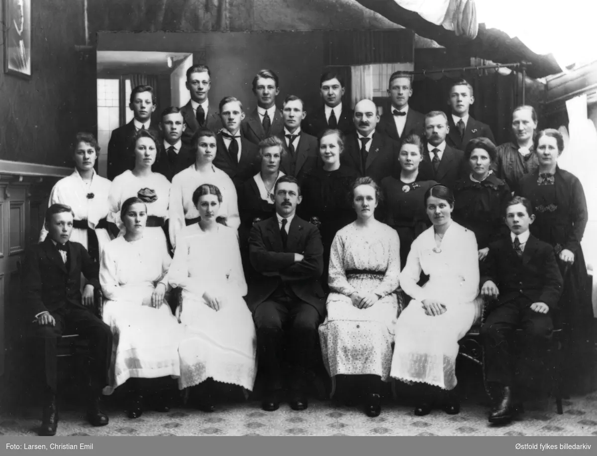 Ant. Bethania-foreningen i Sarpsborg, ca. 1924. I første rekke fra venstre nr. 5 sitter Sofie Snekkenes gift med Arthur Snekkenes nr. 2 fra høyre bakerst. De reiste ut som misjonærer for NMS til Madagaskar i 1924/25.