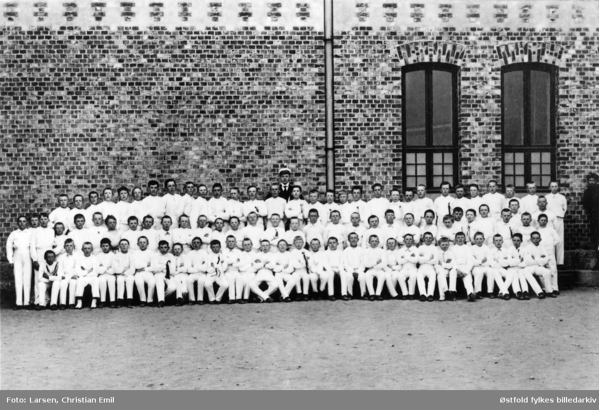 Gruppebilde av National turn- og idrettslag, guttetropp i utenfor Kirkegata skole i Sarpsborg, datert 1914.