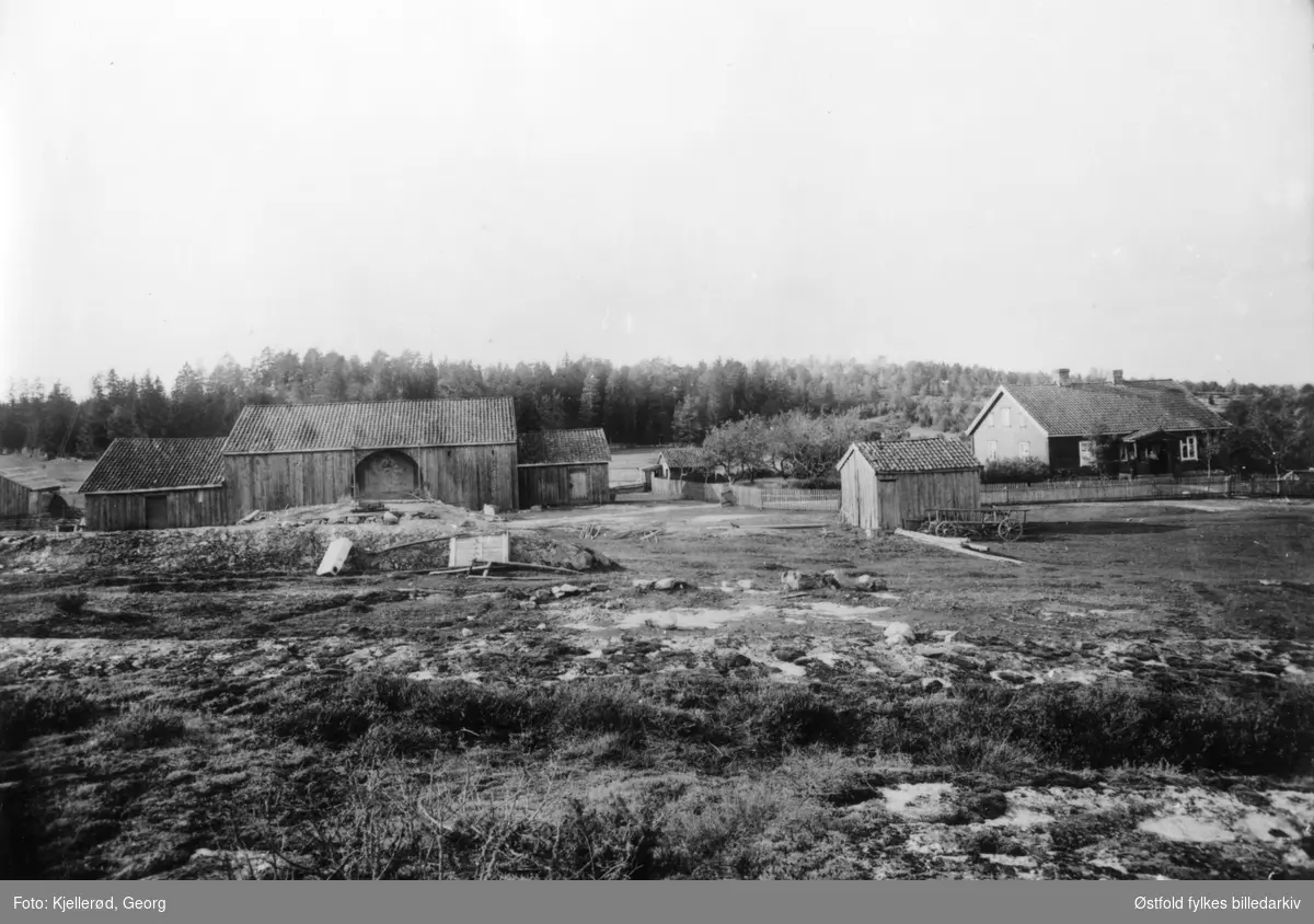 Gården Halvorsrød i Råde ca. 1900. Fra venstre ser vi grisehus, fjøs, låve, stall, hønsehus i hage (ant. med utedo), hus med høyvogn, kjeller, poteter og våningshuset. Sistnevnte står i dag (1993).