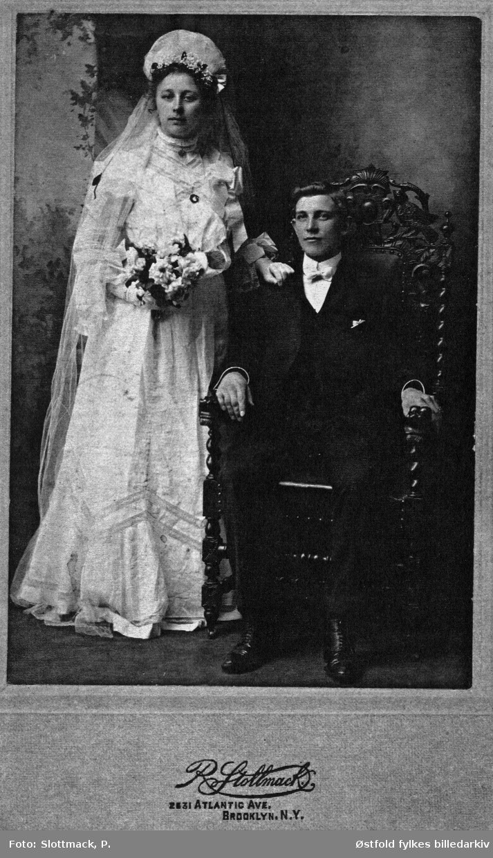 Amerikansk brudepar. Ant. venner til familiene til Olava og Anna Narvestad som etter 1900 dro til USA og bosatte seg i Davenport i North-Dakota, giftet seg der. Brudeperet er ukjent. Søstrene var født på gården Grefsli i Trøgstad.