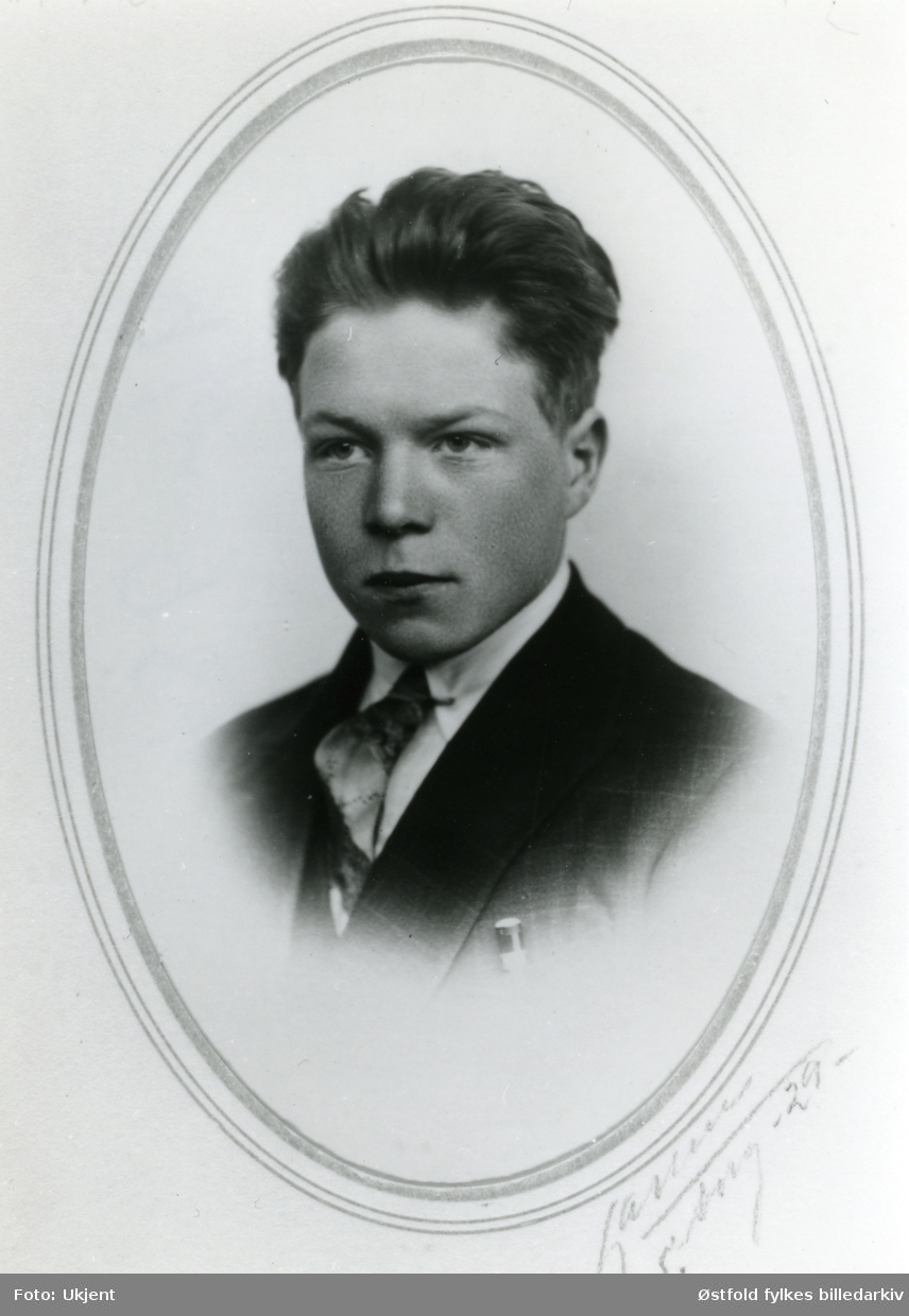 Portrett av Johan Sælid fra Varteig 1929. Bildet ant. tatt til sertifikat. Senere veivokter og medlem av herredstyret i flere perioder. AP.