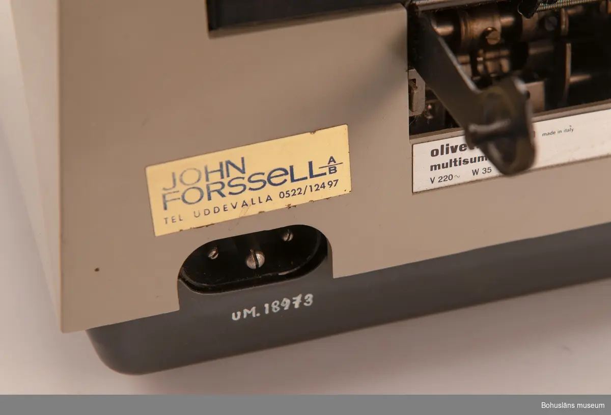 Räknemaskin av märket Olivetti ivrea multisumma 20, italiensktillverkad
Saluförd av John Forsell AB. Udevalla. Sladd finns och följer med.
Maskinen har använts på Uddevalla Museum.